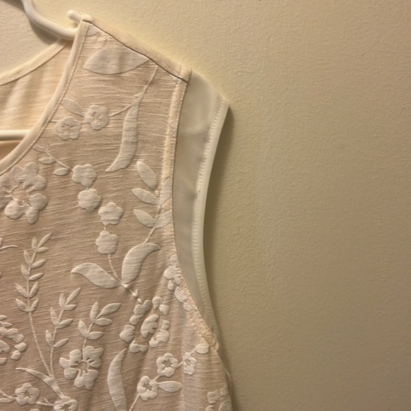 Maurice’s white with floral detail sleeveless top Size Medium - Picture 3 of 8